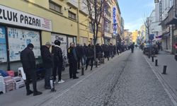 Eskişehir'de ilk iftar öncesi metrelerce "pide" kuyruğu