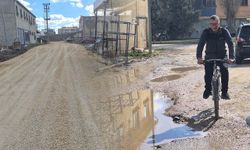 Baksan’da ‘balık tutulan’ sokak onarıldı, diğer yollar çamur içinde