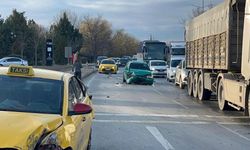 Eskişehir’de otomobil taksiye çarptı: 3 yaralı