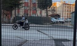 Eskişehir’de kasksız ve plakasız motosikletle tehlikeli tur: Ara sokaklarda yürekler ağza geldi