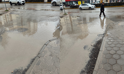 Eskişehir’de 2 dakikalık yağmur caddeleri göle çevirdi: Vatandaşlardan büyük tepki!