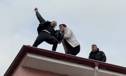 Çatıdan düşmek üzereyken son anda Emniyet Müdürü kurtardı