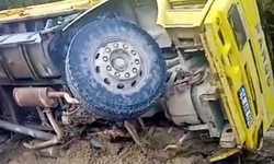 Lastiği patlayan hafriyat kamyonu devrildi