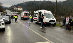 Üç araç birbirine girdi; 1'i şarampole yuvarlandı