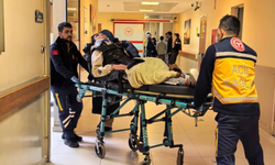 Motosiklet çukura düşerek devrildi: 1'i ağır 2 yaralı