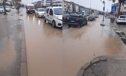 Eskişehir'de caddeler göle döndü, sürücüler zor anlar yaşadı