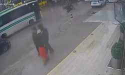 Çukura düşen motosikletli, otobüsün altında kalmaktan son anda kurtuldu