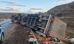 Tır şarampole devrildi, sürücü yara almadan kurtuldu