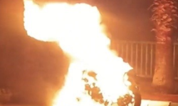 Park halindeki motosiklet alev alev yandı