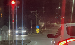 Eskişehir’de raylarda ilerleyen otomobil tehlikeye davetiye çıkardı