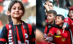 Tribünde renkli görüntüler