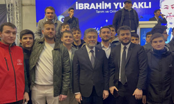 Bakan Yumaklı, gençlerle birlikte "Kabe’de Hacılar" ilahisini söyledi