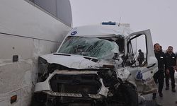 Erzurum’da zincirleme kaza: Yolcu otobüsü ters dönen tıra çarptı, 20 yaralı!