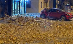 Şiddetli rüzgar binanın duvarını uçurdu