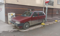 Eskişehir'de kaldırıma park eden sürücü hem yayaları hem de engellileri hiçe saydı