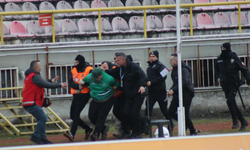 Taraftarlar kelepçeyle sahadan çıkartıldı