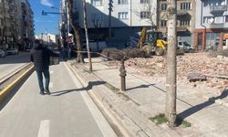 Eskişehir'de kaldırım işgali tehlike saçıyor: O caddede inşaat sorunu!