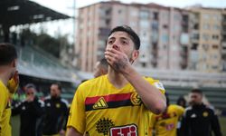 Geri döndü formayı aldı