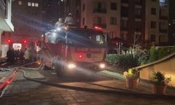 Zeytinburnu’da sitenin otoparkında çıkan yangında 5 araç zarar gördü