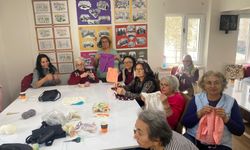 Koca Çınar müdavimlerinden anlamlı bayram hediyesi: Örgüler ihtiyaç sahiplerine ulaşıyor