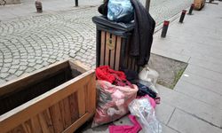 Eskişehir’de israf görüntüsü: Giyilebilir kıyafetler çöp kenarında
