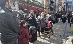 Eskişehir'de indirim kuyruğu:  Kampanyadan yararlanmak için metrelerce sıra oluştu!