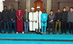 Eskişehir'de farklı ülkelerden gelen öğrenciler teravih namazı kıldırıyor!