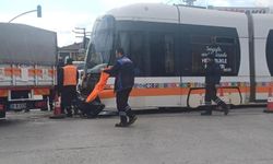 Eskişehir’de tramvay ile minibüs çarpıştı: Tramvay raydan çıktı, seferler aksadı