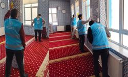 Eskişehir'de öğrenciler camii temizliği gerçekleştirdi