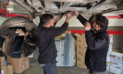 Araç içerisinde sıkışan yavru kediyi tamirhanede çırak sahiplendi