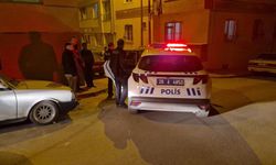 Eskişehir’de ayrılık krizi: Sokak ortasında aracını parçaladı!