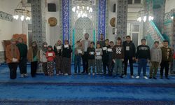 Eskişehir'de son teravihte çocuklara harçlık sürprizi
