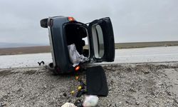 Devrilen otomobilde 5 kişi yaralandı!