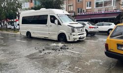 Kanalizasyon borusu patladı, sürücüler zor anlar yaşadı