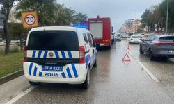 4 araçlı zincirleme kaza: Araçta sıkışan yolcu itfaiye ekiplerince çıkartıldı