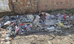 Çevre kirliliğine neden olan moloz yığınları çirkin görüntü oluşturuyor