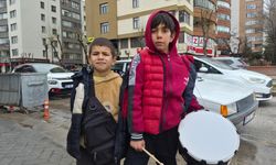 Eskişehir'de yeğeniyle birlikte bayram harçlığı toplayan küçük davulcu