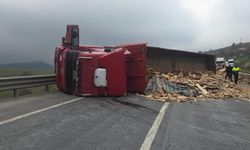 Tır devrildi: Bursa yolu ulaşıma kapandı!