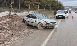 Eskişehir’de otomobil yol kenarına savruldu: 3 yaralı