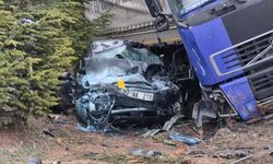 Eskişehir'de kontrolden çıkan tır otomobili altına aldı: 1 ölü, 1'i ağır 2 yaralı