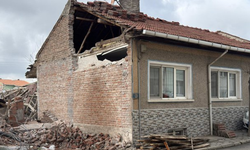 Eskişehir’de hasar gören yığma bina endişe yarattı: Deprem riski gündeme geldi!