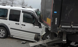 Tırın dorsesine çarpan hafif ticari araç hurdaya döndü