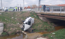 Otomobille çarpışan araç dereye uçtu