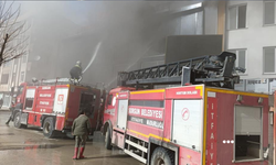 Üç katlı iş yerinde çıkan yangın paniğe neden oldu