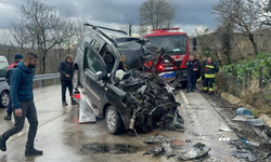 Kamyon ile kamyonet kafa kafaya çarpıştı: Ölü ve yaralılar var