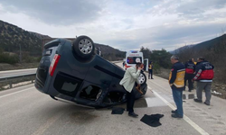 Ters dönen araçtan sağ kurtuldu