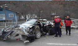 Hurdaya dönen araçtan sağ kurtuldular