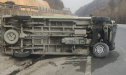 Kontrolden çıkan minibüs takla attı