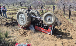 Tarlasını sürerken devrilen traktörün altında kaldı