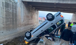 Otomobil köprü boşluğuna devrildi